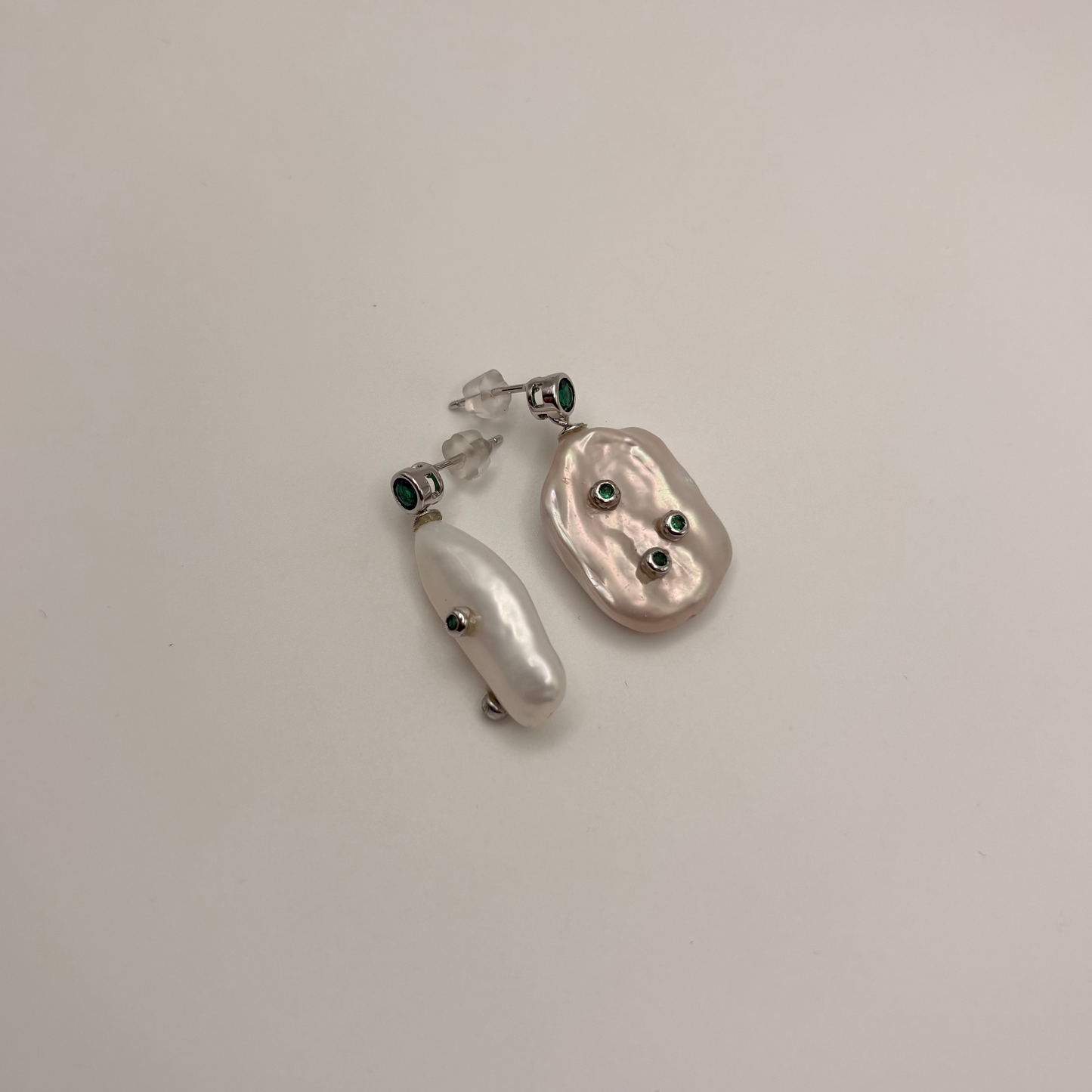 freshwater pearl earrings with green stones in 925 silver